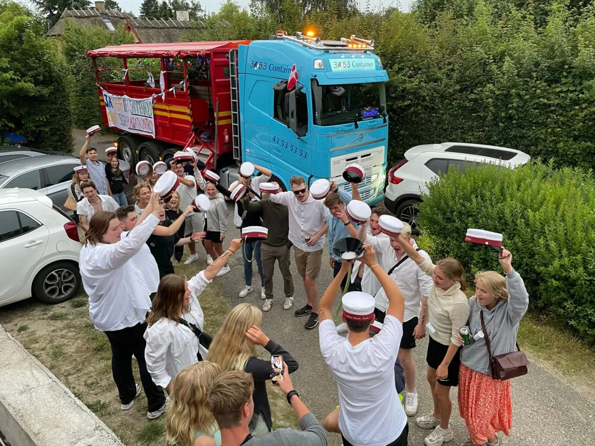 Studenter foran vognen med caps i luften
