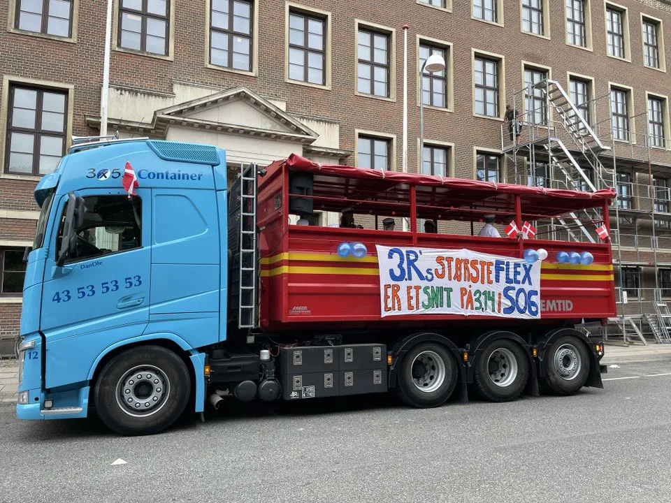 Studentervogn parkeret foran gymnasiet
